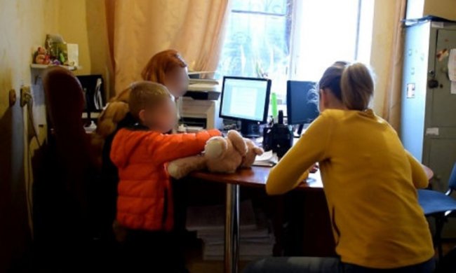 Горе-матір знущалася над прийомною дівчинкою з Донбасу
