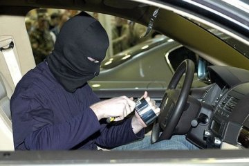 Невідомі викрали автомобіль прямо з евакуатора