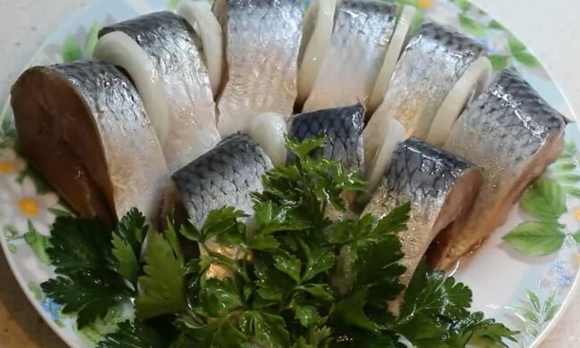 Маринований оселедець, скріншот: YouTube