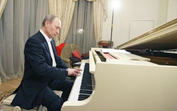 Песков помогал: соцсети вдрызг разгромили игру Путина на рояле