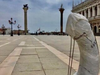 Бетонна скульптура у Венеції, фото: instagram.com/venezia_non_e_disneyland