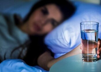 Стакан воды, сон, изображение из свободных источников