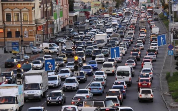 Киевским водителям позволят "поддать газку": список улиц