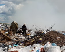 Під Харковом спалахнула гора смердючих відходів: пожежники мчать з усіх куточків міста, на кону - життя людей