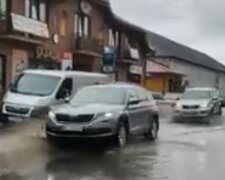 Закарпаття затопило після надпотужної зливи - мокрі ноги і зіпсовані зачіски