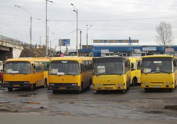 У Києві маршрутник змусив пасажирів валятися від реготу, бачила б це Фаріон, - кадри транспортного степдапу