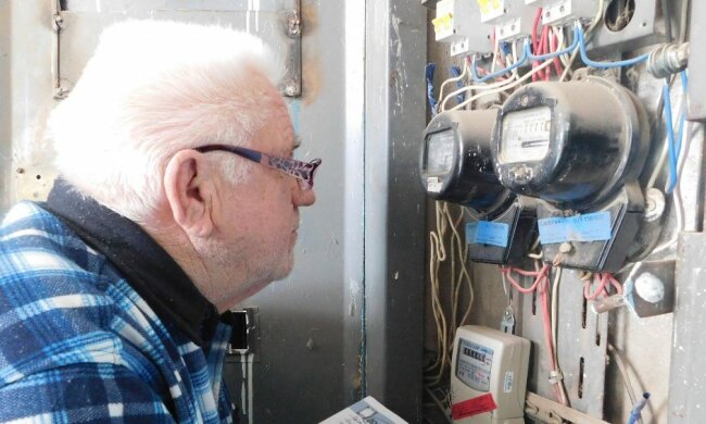 Пенсионер у счетчика, фото "Брянская газета"