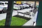 Подростки избили, фото: скриншот из видео