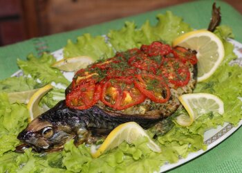 Фаршированная скумбрия с овощами, фото:uckykitchen