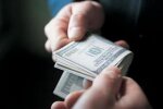 Столичного адвоката спіймали на хабарі у 10 тисяч доларів