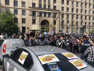 Протест против карантина под стенами Кабмина, фото: Telegram-канал "Украина в шоке"