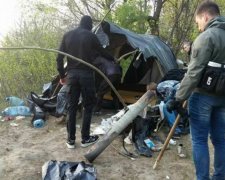 Націоналісти принесли в поліцію смердючі докази своєї невинуватості: фото