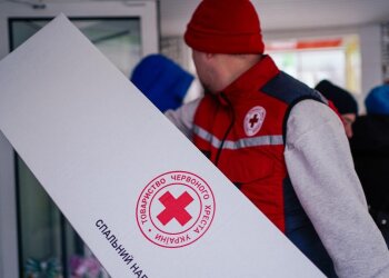 Волонтери Червоного Хреста передають постільну білизну й теплі ковдри мешканцям Києва