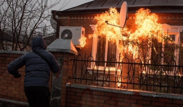 Активисты «Азова» сожгли дом начальника полиции (фото)