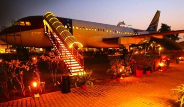 Індус перетворив старий літак на елітний ресторан