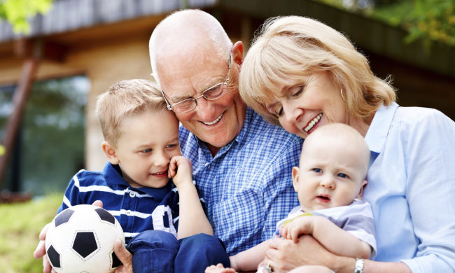 Експерти розповіли, чому небезпечно віддавати дитину на виховання бабусям і дідусям