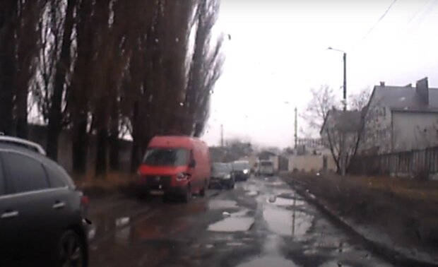 Харьковчанам показали дорожный "позор" коммунальщиков, годами не ремонтируют: "Это палеолит"