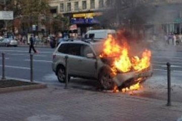 Авто американського посольства згоріло на Майдані (фото)
