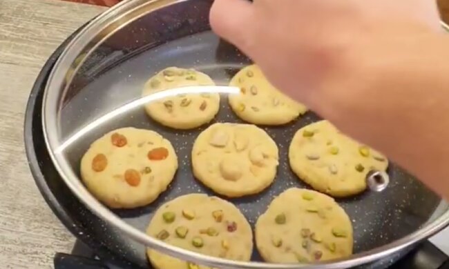 Печенье на сковородке, кадр из видео