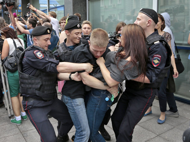 В Челябинске проститутки жестоко избили геев: самим парней не хватает