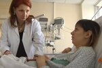 В Днепре школьница родила крохотную дочурку весом в буханку хлеба - маму и младенца спасают всем миром