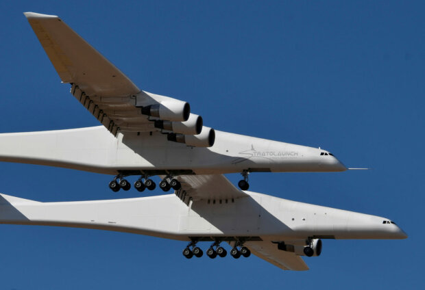 Миру показали самолет-гигант, больше украинской "Мрии": размах крыльев превышает размеры футбольного поля