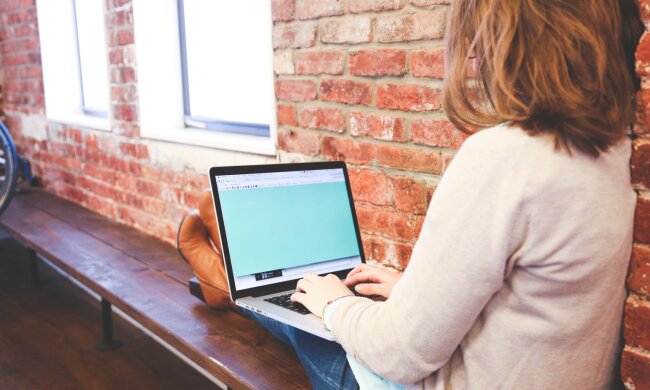 робота за ноутбуком, фото Pxhere