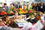 Люди на продуктовому ринку