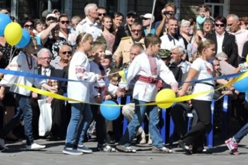 На честь Дня  Маріуполя пройшов парад вишиванок (фото, відео)