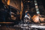 Искры и взрыв: в Киеве загадочным образом уничтожен Lexus