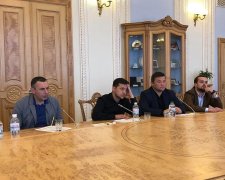 Главное за ночь: знаковое "свидание" Зеленского, взрыв на химзаводе и фиаско доллара