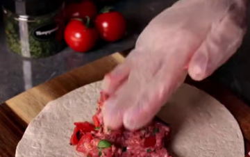 Шашлычки в лаваше, кадр с видео