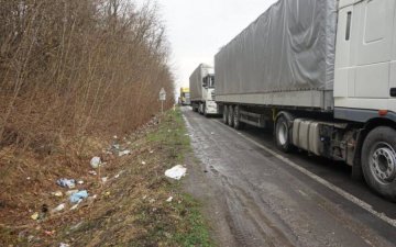 Безконтрольні фури: сотні тонн на українських дорогах ніхто не помічає