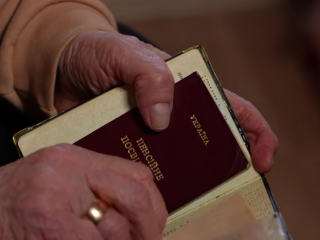 Пенсионное удостоверение. Фото: скрин youtube