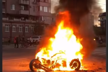 В Ужгороде загорелся байк, скриншот