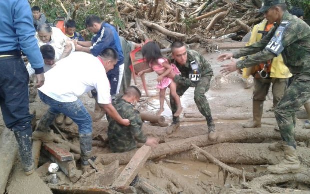 Количество жертв катастрофы в Колумбии стремительно растет