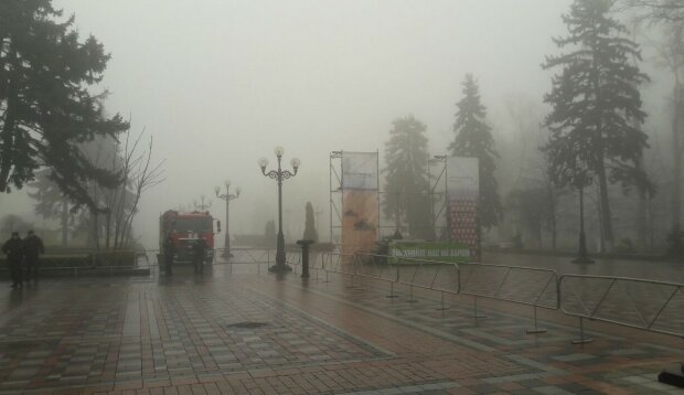 Мітинг під Верховною Радою, туман, фото: Znaj.ua