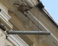 Жінку на вулиці в Одесі вбила труба від димоходу