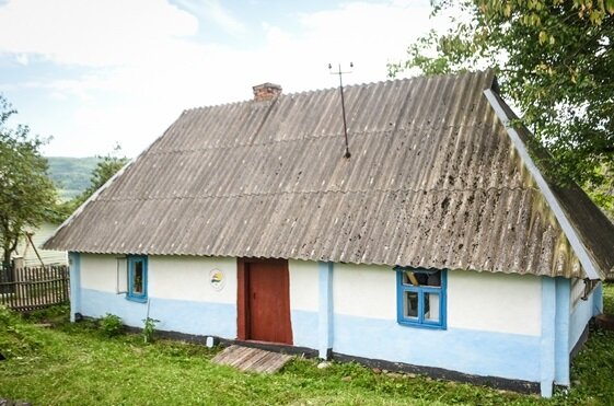 Франковчанка превратила древнюю хату в рай для патриотов - вышиванка, украинские песни и борщ с пампушками