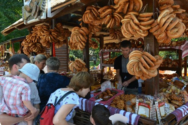 Франковцев накормят хлебом и сыром: спешите за вкусняшками