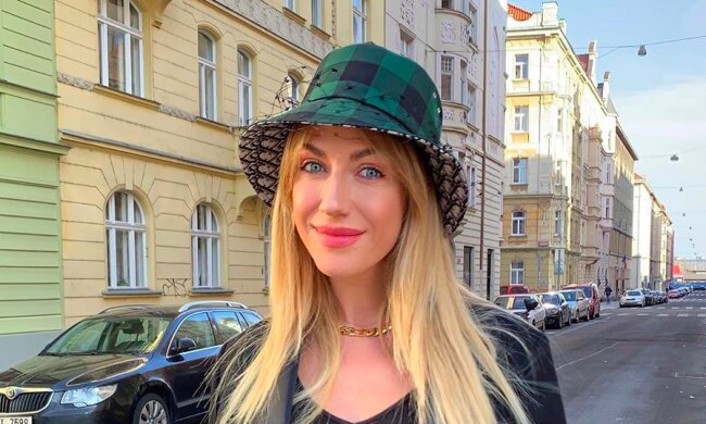 Нікітюк лише в маєчці побешкетувала в номері готелю: "Ноги просто вогонь"