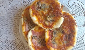 Мини-пицца с ветчиной и грибами: и на ужин, и на завтрак, и на перекус в школу, рецепт