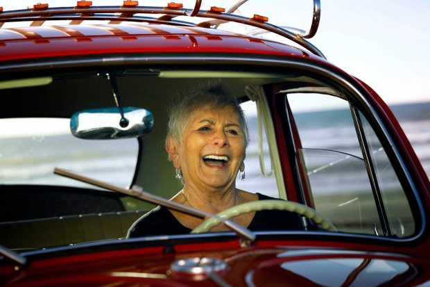 Жінка, яка півстоліття проїздила на Volkswagen Beetle, отримала несподіваний подарунок від компанії: це був не просто автомобіль, а член сім'ї