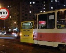 Трамвай протаранив маршрутку в Києві