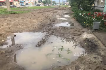 В Харькове на размытой ливнями улице застряла скорая, коммунальщики не справляются: кадры с места