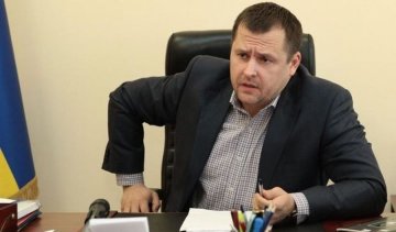 Влада Дніпра виписала собі премії 800% окладу, вчителям - 10%