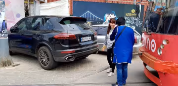 Одесские автохамы вышли на новый уровень свинства: "выгуливают" машины прямо в парках, гремит скандал