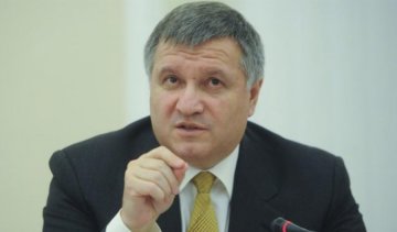 Аваков назвав акцію "Азова" під будинком Добкіна "дитячою та дурною"