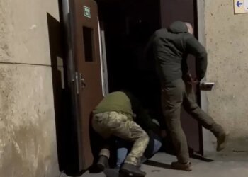 Мужчину насильно затягивают в ТЦК. Фото: скрин видео