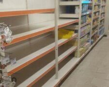 Порожні полиці в супермаркеті Сільпо після російської атаки